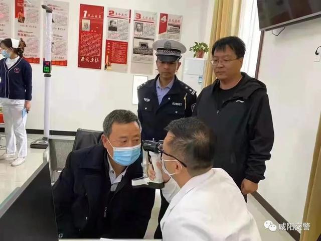 興平交警聯合市教育局為轄區校車駕駛員上門免費體檢,筑牢護學安全防線 興平交警聯合市教育局為轄區校車駕駛員上門免費體檢,筑牢護學安全防線