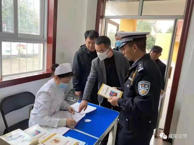 興平交警聯合市教育局為轄區校車駕駛員上門免費體檢,筑牢護學安全防線 興平交警聯合市教育局為轄區校車駕駛員上門免費體檢,筑牢護學安全防線