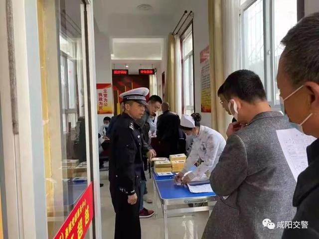 興平交警聯合市教育局為轄區校車駕駛員上門免費體檢,筑牢護學安全防線 興平交警聯合市教育局為轄區校車駕駛員上門免費體檢,筑牢護學安全防線