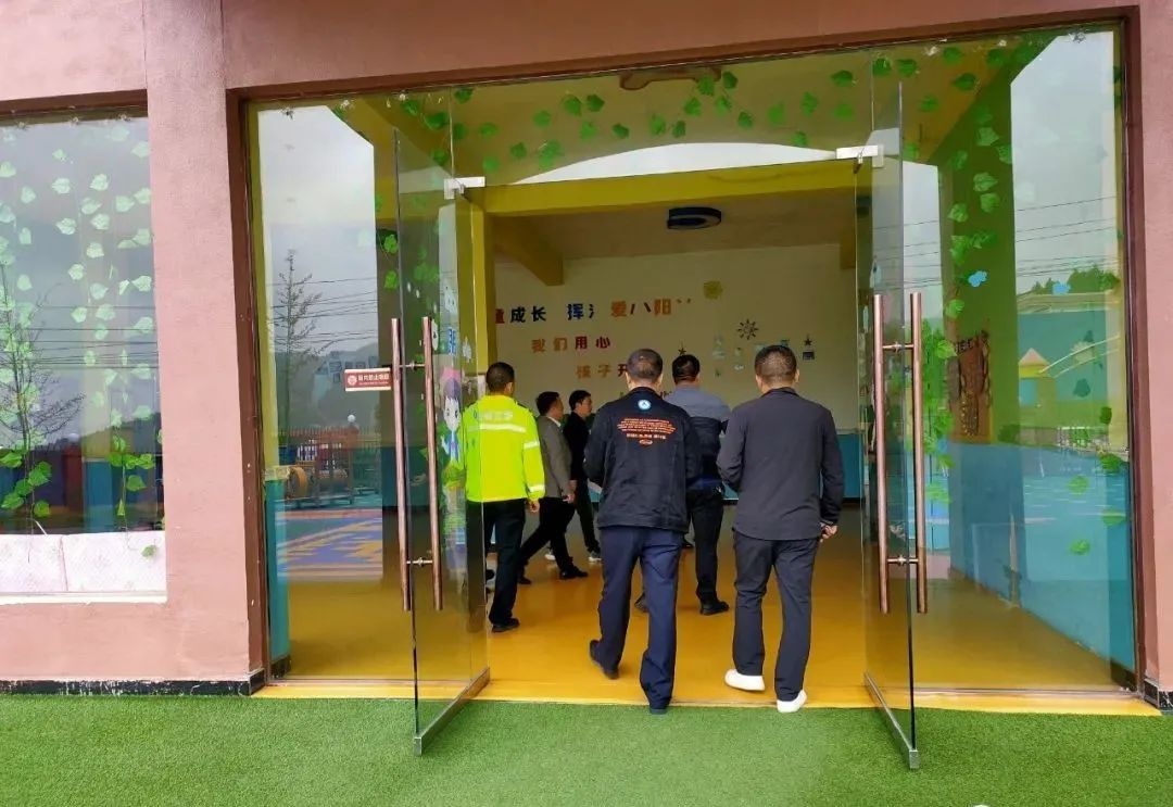 開展校車安全專項(xiàng)檢查 筑牢學(xué)生安全防線 開展校車安全專項(xiàng)檢查 筑牢學(xué)生安全防線