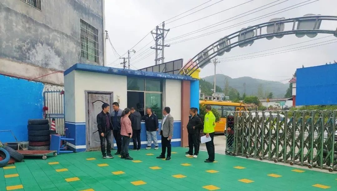 開展校車安全專項(xiàng)檢查 筑牢學(xué)生安全防線 開展校車安全專項(xiàng)檢查 筑牢學(xué)生安全防線