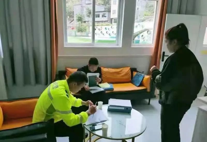 開展校車安全專項(xiàng)檢查 筑牢學(xué)生安全防線 開展校車安全專項(xiàng)檢查 筑牢學(xué)生安全防線