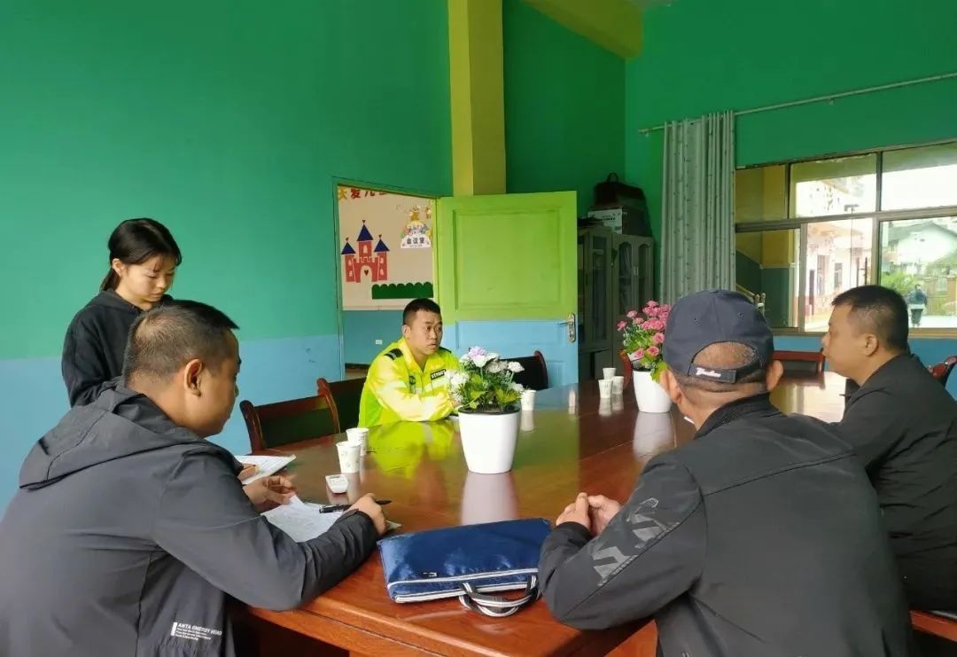 開展校車安全專項(xiàng)檢查 筑牢學(xué)生安全防線 開展校車安全專項(xiàng)檢查 筑牢學(xué)生安全防線