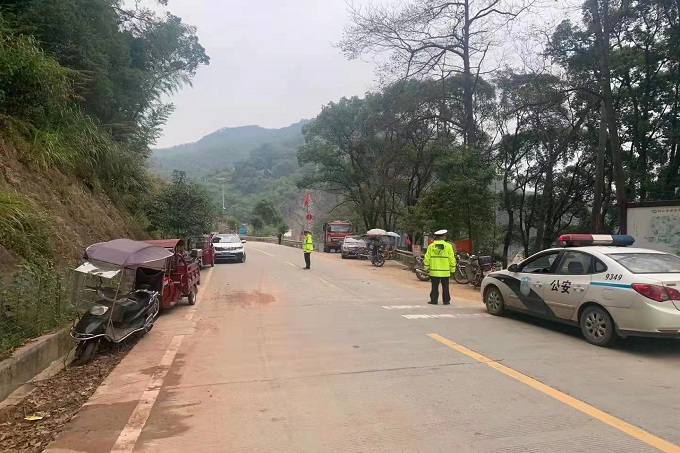 桃江交警三措并舉做好秋冬季校園周邊交通安全管理工作/ 桃江交警三措并舉做好秋冬季校園周邊交通安全管理工作