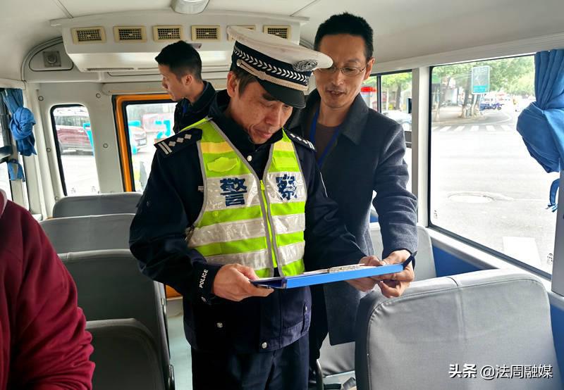 常德公安交警直屬一大隊開展校車交通安全大檢查/ 常德公安交警直屬一大隊開展校車交通安全大檢查