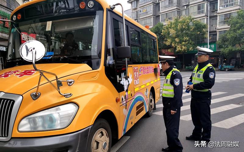常德公安交警直屬一大隊開展校車交通安全大檢查/ 常德公安交警直屬一大隊開展校車交通安全大檢查