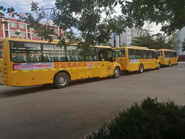 城陽區“校車普法”打造流動法治精品課堂 城陽區“校車普法”打造流動法治精品課堂