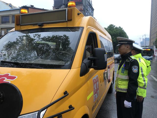 芙蓉交警聯(lián)合多部門(mén)開(kāi)展校車安全檢查整治行動(dòng)/ 芙蓉交警聯(lián)合多部門(mén)開(kāi)展校車安全檢查整治行動(dòng)