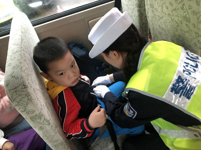 芙蓉交警聯(lián)合多部門(mén)開(kāi)展校車安全檢查整治行動(dòng)/ 芙蓉交警聯(lián)合多部門(mén)開(kāi)展校車安全檢查整治行動(dòng)