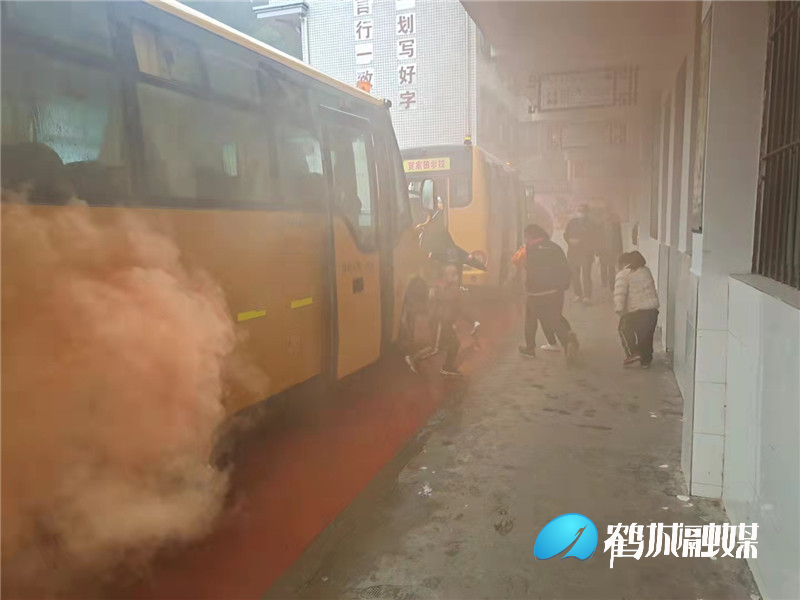 校車應急疏散演練 筑牢校園安全防線 校車應急疏散演練 筑牢校園安全防線