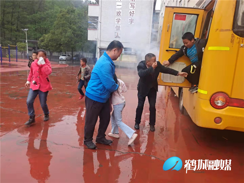 校車應急疏散演練 筑牢校園安全防線 校車應急疏散演練 筑牢校園安全防線