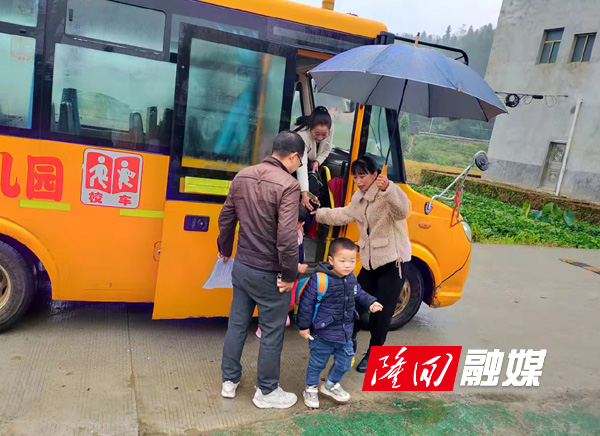 金石橋鎮中心學校開展校園安全專項檢查/ 8e0a5784324f8eeb46e0d35cefe49db.jpg