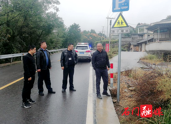 所街鄉(xiāng): 校車停靠站點驗收 為學生系好“安全帶” 圖片1.png