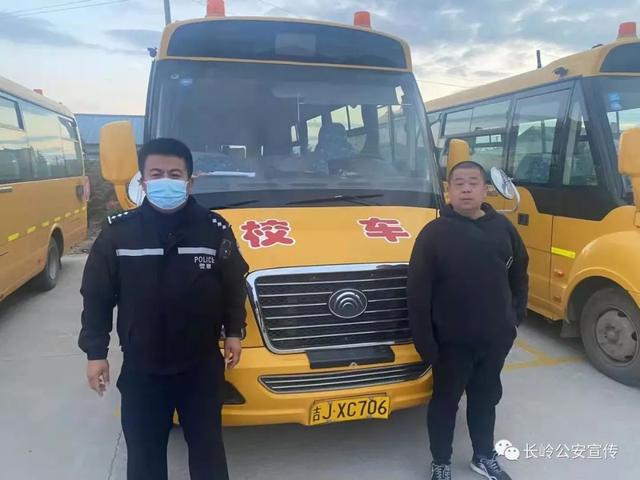 長(zhǎng)嶺交警開(kāi)展校車安全宣傳活動(dòng)/ 長(zhǎng)嶺交警開(kāi)展校車安全宣傳活動(dòng)