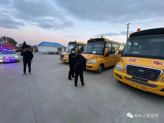 長(zhǎng)嶺交警開(kāi)展校車安全宣傳活動(dòng)/ 長(zhǎng)嶺交警開(kāi)展校車安全宣傳活動(dòng)