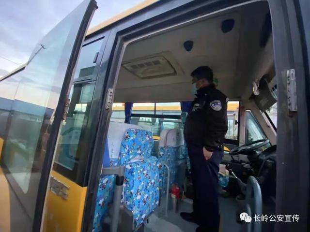 長(zhǎng)嶺交警開(kāi)展校車安全宣傳活動(dòng)/ 長(zhǎng)嶺交警開(kāi)展校車安全宣傳活動(dòng)