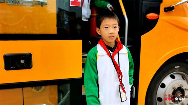 良莊鎮中心小學開通 3 輛校車 學生上下學安全又溫暖