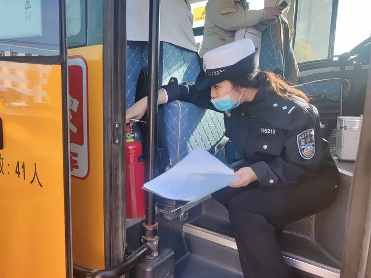 減量控大 | 筑牢安全防線 大慶交警開展校車安全隱患排查工作