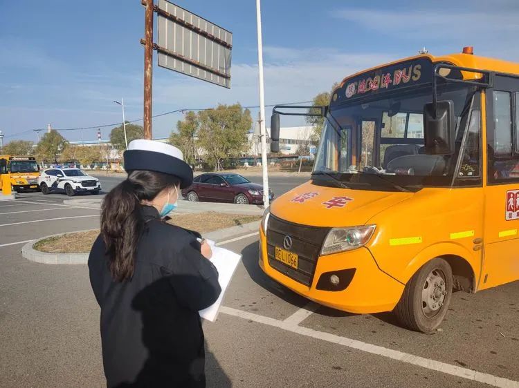 減量控大 | 筑牢安全防線 大慶交警開展校車安全隱患排查工作