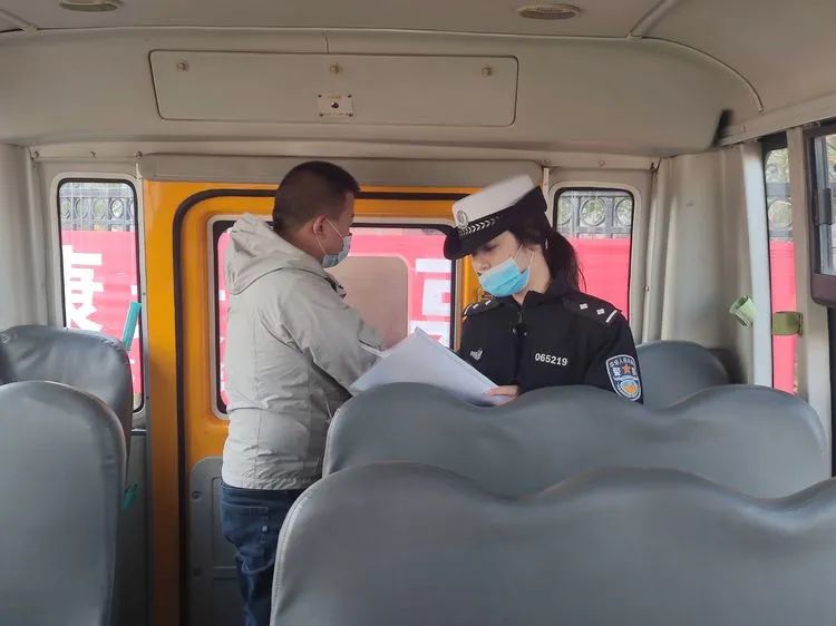 減量控大 | 筑牢安全防線 大慶交警開展校車安全隱患排查工作