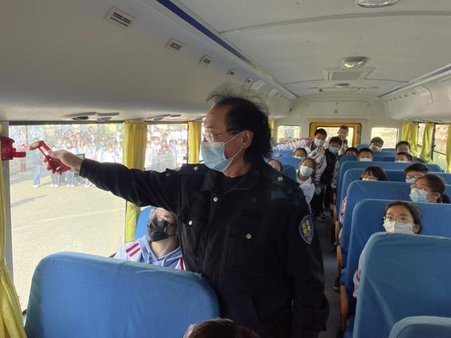 校車安全伴我行！青島三十七中開展校車安全應急疏散演練