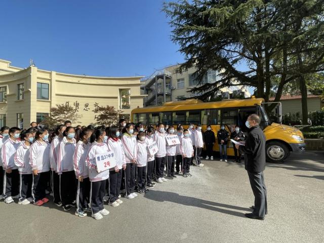 校車安全伴我行！青島三十七中開展校車安全應急疏散演練
