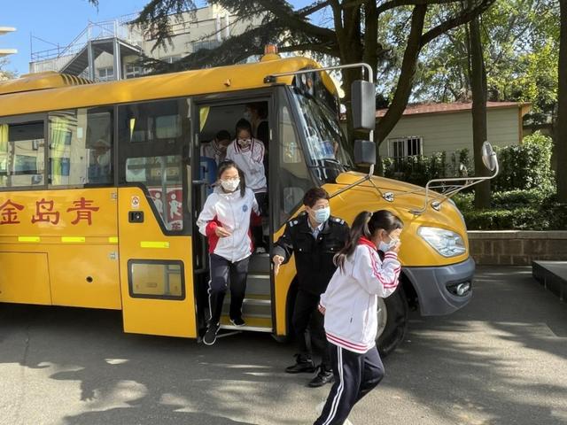 校車安全伴我行！青島三十七中開展校車安全應急疏散演練