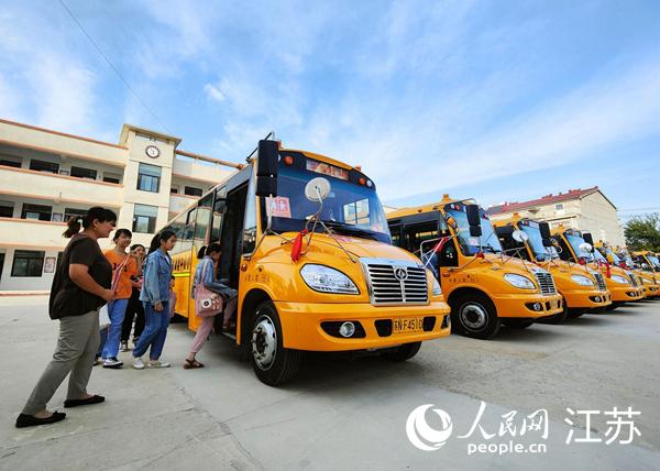 民生百事踐初心丨江蘇沭陽：校車實(shí)現(xiàn)村村通 家長孩子樂心中