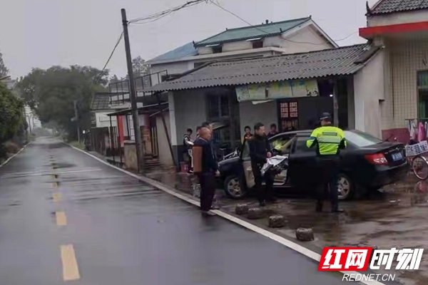 湘陰查獲一臺“黑校車” 圖片1.jpg