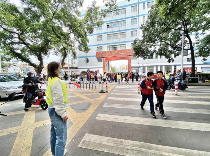 設護學崗校車公交化……惠州多方聯動紓解學校周邊交通擁堵 設護學崗校車公交化……惠州多方聯動紓解學校周邊交通擁堵