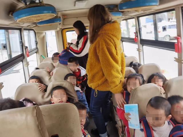 貴州一幼兒園校車超載，核載19人，實(shí)載33人
