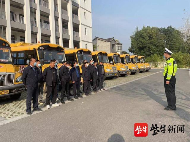 消除隱患確保學生出行安全,警方全面開展校車大檢查 消除隱患確保學生出行安全,警方全面開展校車大檢查