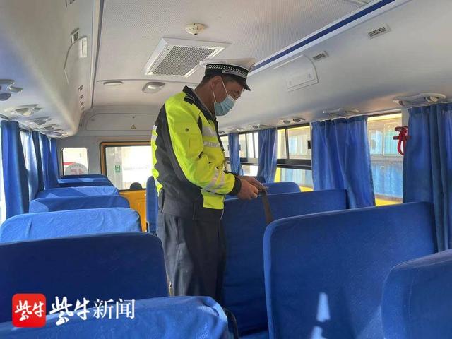 消除隱患確保學生出行安全,警方全面開展校車大檢查 消除隱患確保學生出行安全,警方全面開展校車大檢查