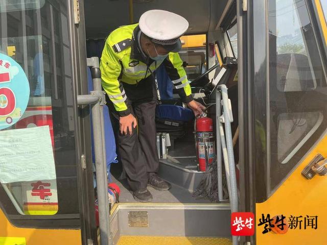 消除隱患確保學生出行安全,警方全面開展校車大檢查 消除隱患確保學生出行安全,警方全面開展校車大檢查