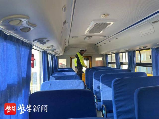 消除隱患確保學生出行安全,警方全面開展校車大檢查 消除隱患確保學生出行安全,警方全面開展校車大檢查