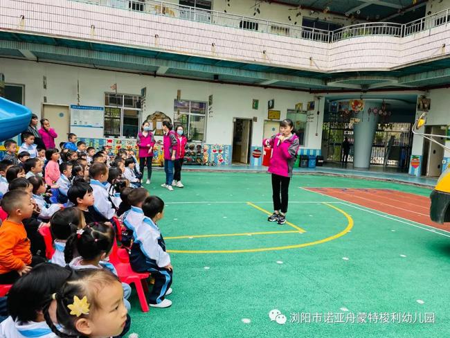 校車安全伴我行——瀏陽市諾亞舟蒙特梭利幼兒園校車安全演練 校車安全伴我行——瀏陽市諾亞舟蒙特梭利幼兒園校車安全演練