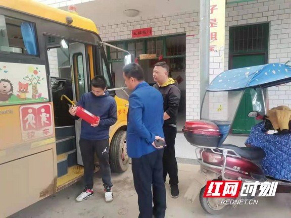 赫山區八字哨鎮:緊盯校車安全檢查 筑牢學生安全防線 18b622c441be4904b384ac5ab7195581.marked.jpg