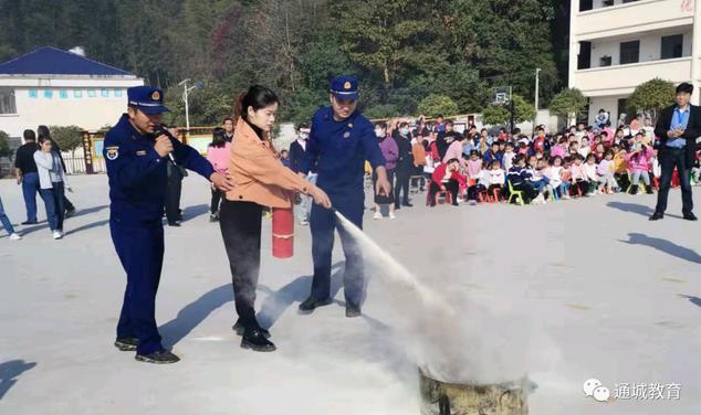 上坳小學(xué)開展校車消防應(yīng)急演練/ 上坳小學(xué)開展校車消防應(yīng)急演練