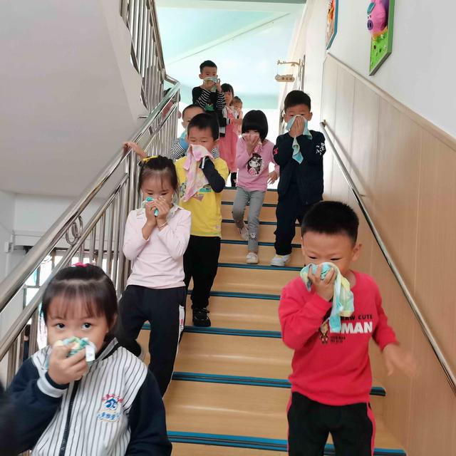 源城消防開展校車火災事故應急救援演練