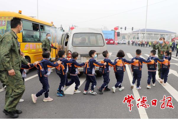 湘北運(yùn)輸集團(tuán)舉行交通事故應(yīng)急救援演練“比武