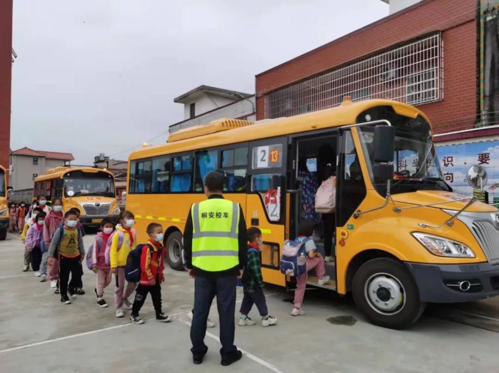記者跟拍!佛岡新校車“入鎮到村”后… 記者跟拍!佛岡新校車“入鎮到村”后…