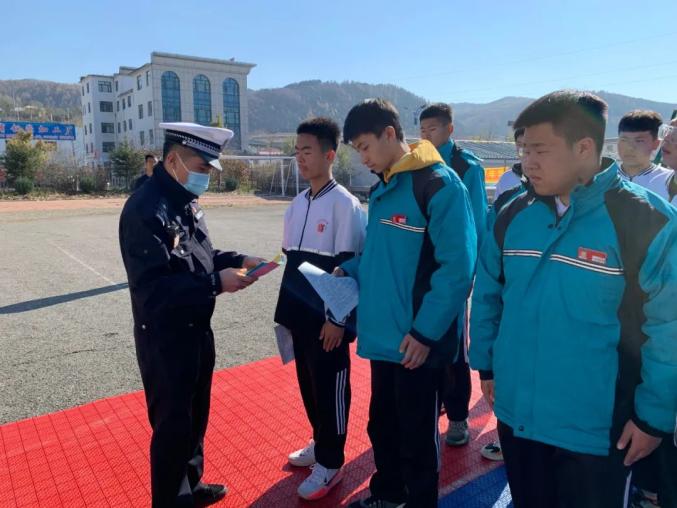 【奮斗百年路 啟航新征程】撫松交警入冬前為校車“體檢”確保學(xué)生交通安全 【奮斗百年路 啟航新征程】撫松交警入冬前為校車“體檢”確保學(xué)生交通安全