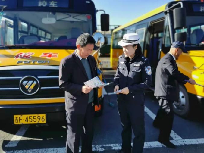 【奮斗百年路 啟航新征程】撫松交警入冬前為校車“體檢”確保學(xué)生交通安全 【奮斗百年路 啟航新征程】撫松交警入冬前為校車“體檢”確保學(xué)生交通安全