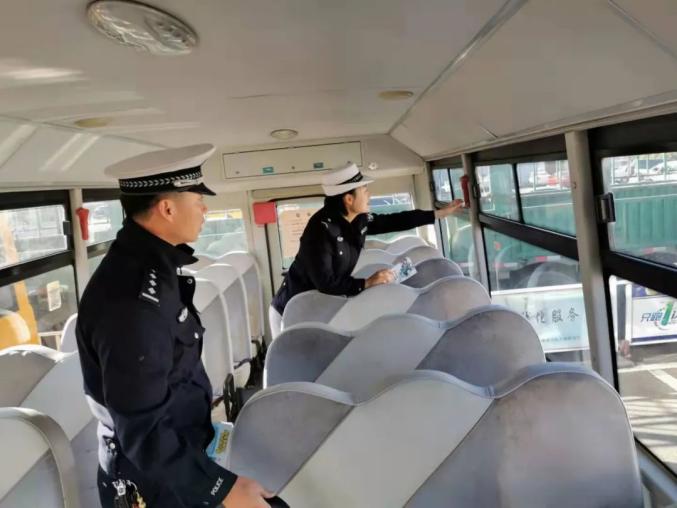 【奮斗百年路 啟航新征程】撫松交警入冬前為校車“體檢”確保學(xué)生交通安全 【奮斗百年路 啟航新征程】撫松交警入冬前為校車“體檢”確保學(xué)生交通安全