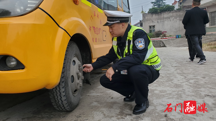 楚江街道:開展校車安全檢查 保障學生交通安全 楚江1.png