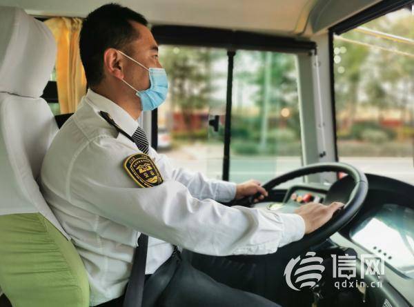 安全行駛6萬公里 首席校車駕駛員為“未來”一路護航 安全行駛6萬公里 首席校車駕駛員為“未來”一路護航