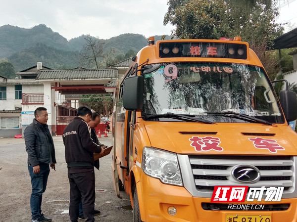 新寧縣崀山鎮(zhèn)開展校車安全專項(xiàng)檢查/ 1f8aab68-dcbf-46f0-ab7d-c26339c8e0b1.jpg