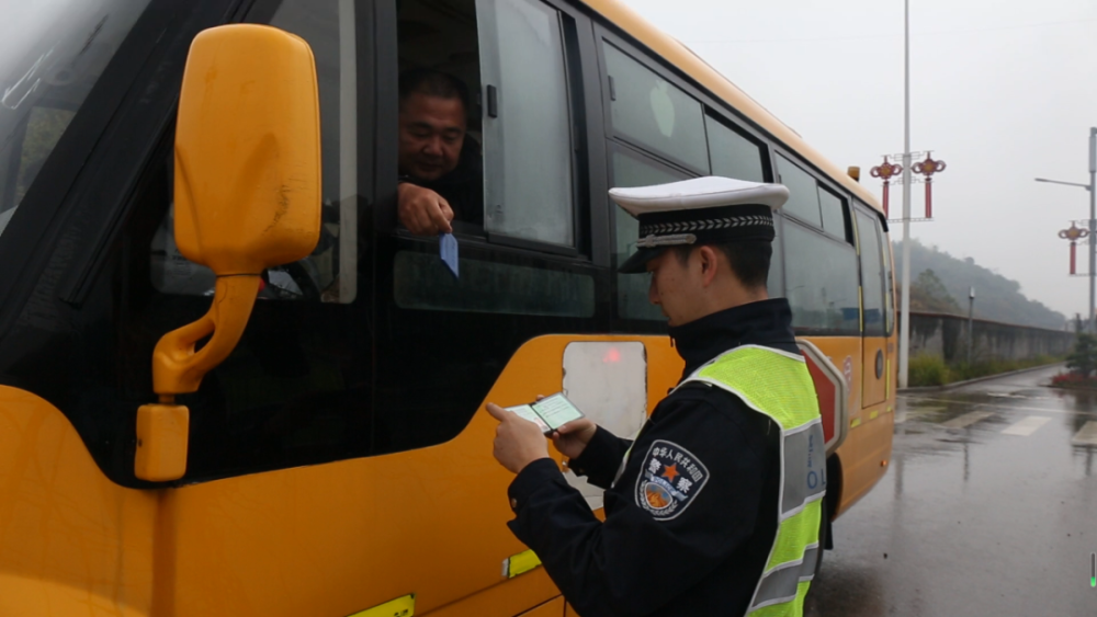 擰緊校車“安全閥”