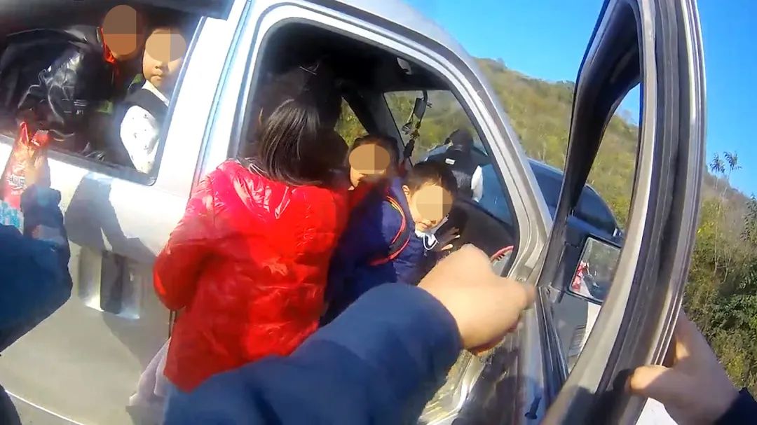 又見黑校車！小小面包車“塞”進(jìn)25人……