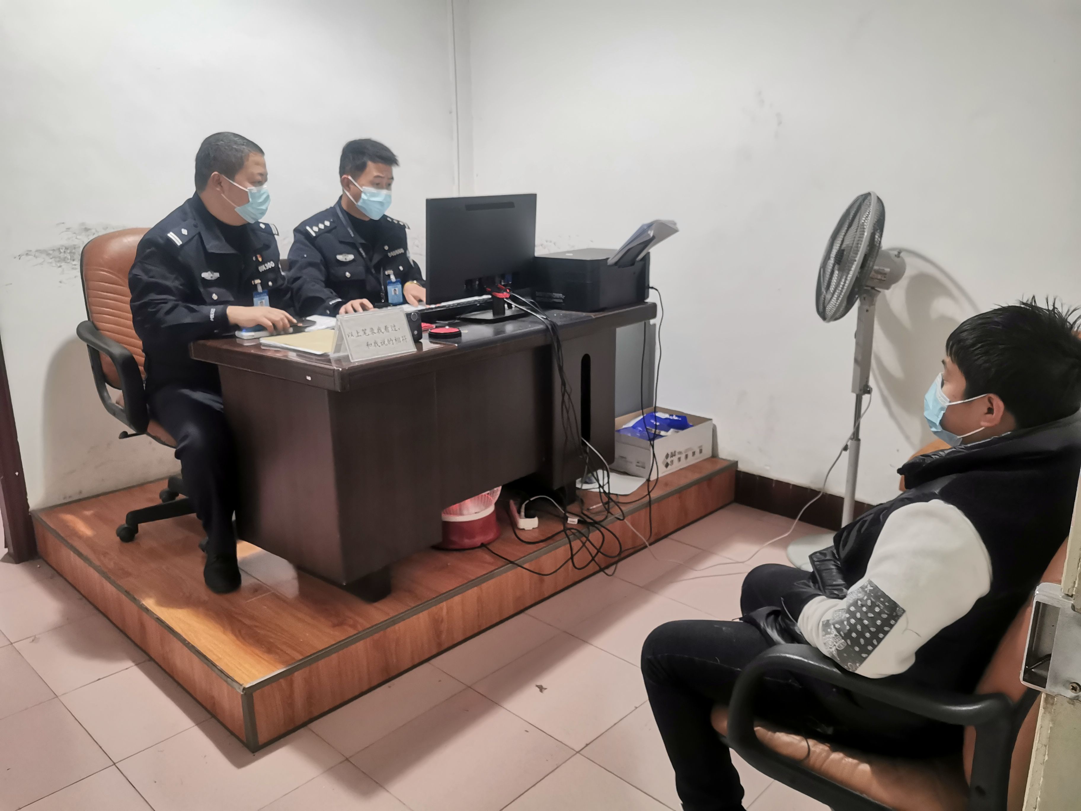 又見黑校車！小小面包車“塞”進(jìn)25人……